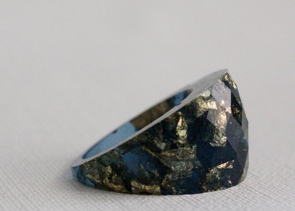 midnight sky round faceted eco resin ring featuring gold flakes - size 8