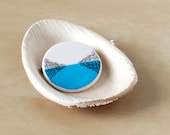 Broche Reflet d'océan - Broche bleue peinte & dessinée à la main - Bijou bleu turquoise tendance pour l'été