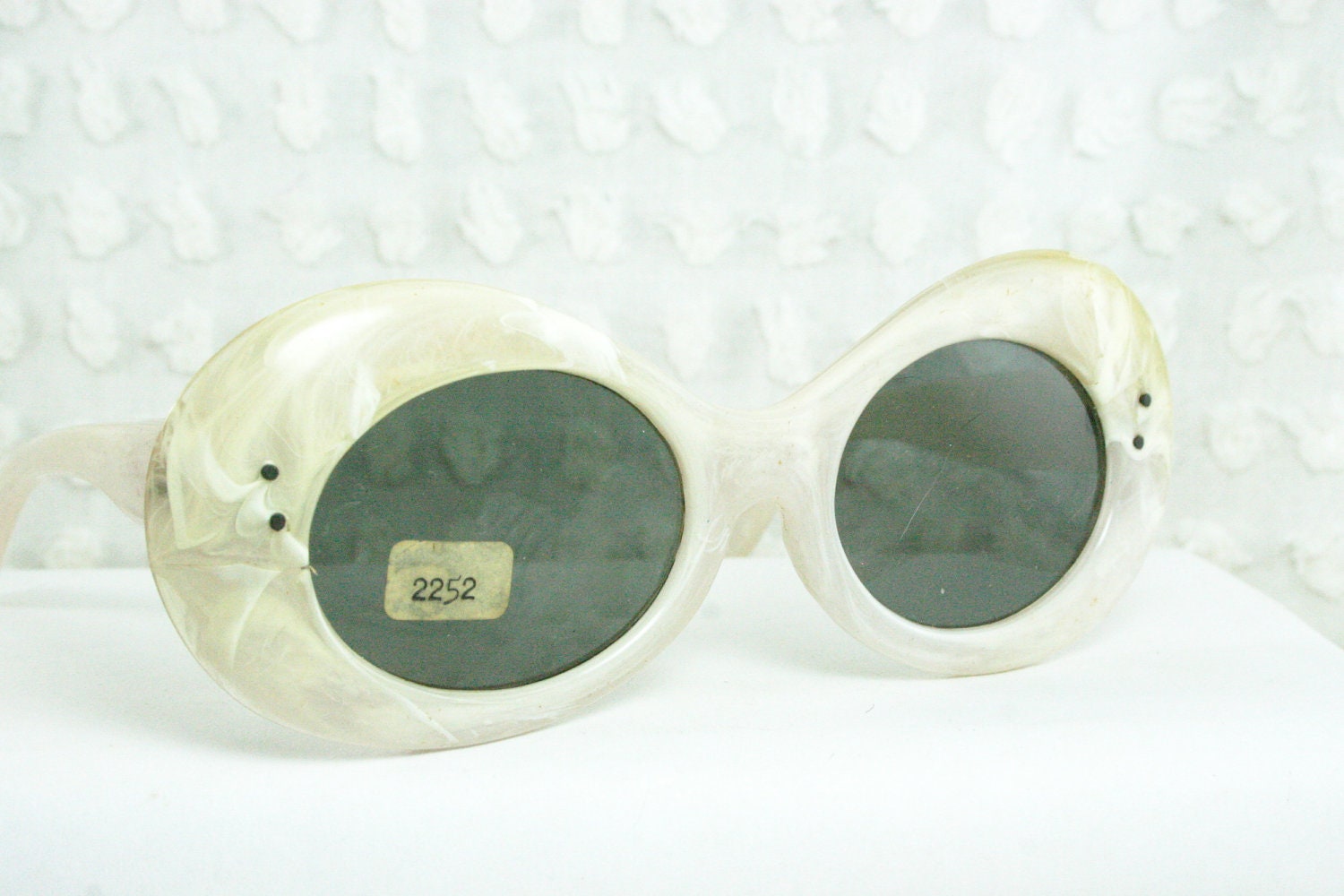 60s Sunglasses 1960's Cat Eye Sunglasses Amorphous Blob Mod Round Pearl Non Prescription Gray Glass Lens Large 50/22 Frame Italy
