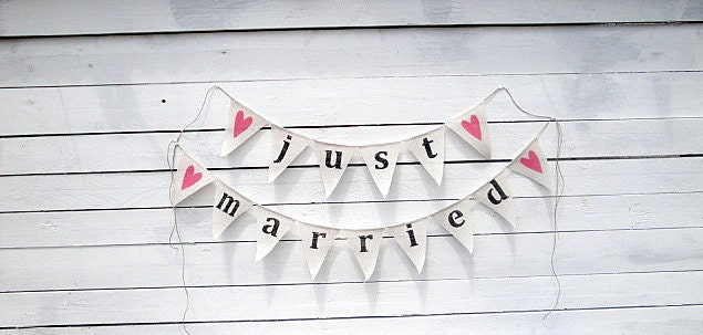 Just married burlap banner with pink hearts