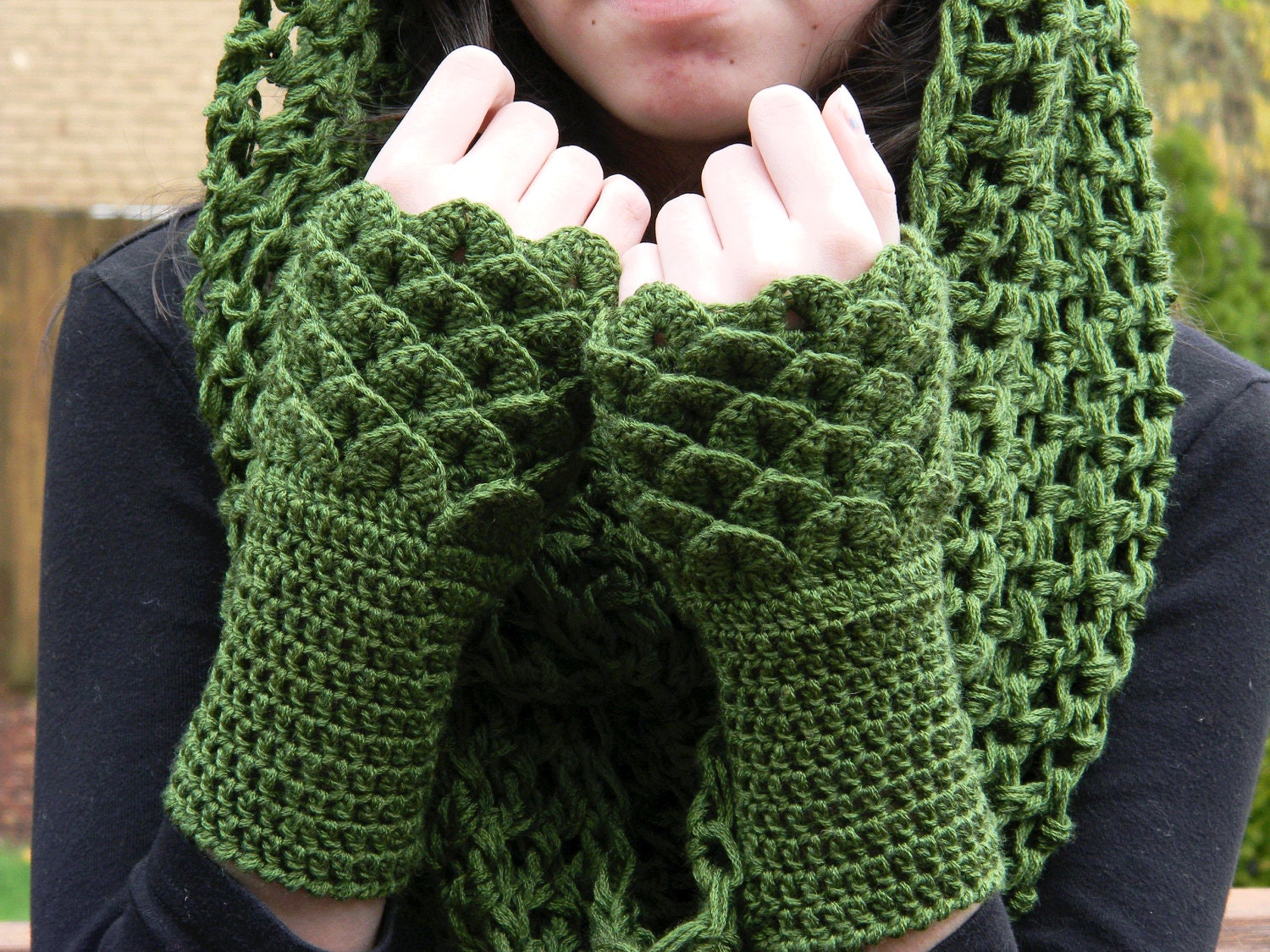 Crocodile Stitch Wrist Warmers Fingerless Gloves - Dark Green Bamboo Yarn