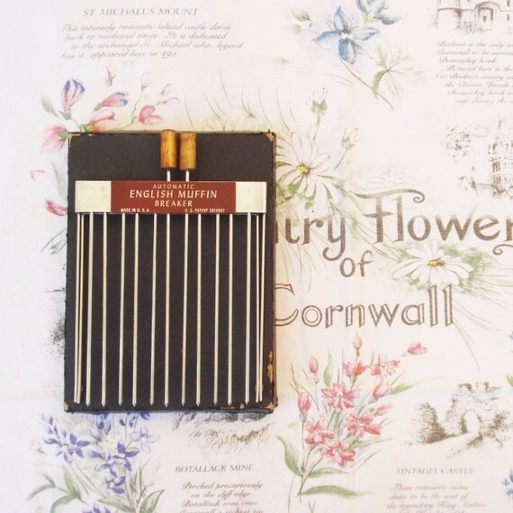 English Muffin Slicer Vintage Midcentury / by AlegriaCollection