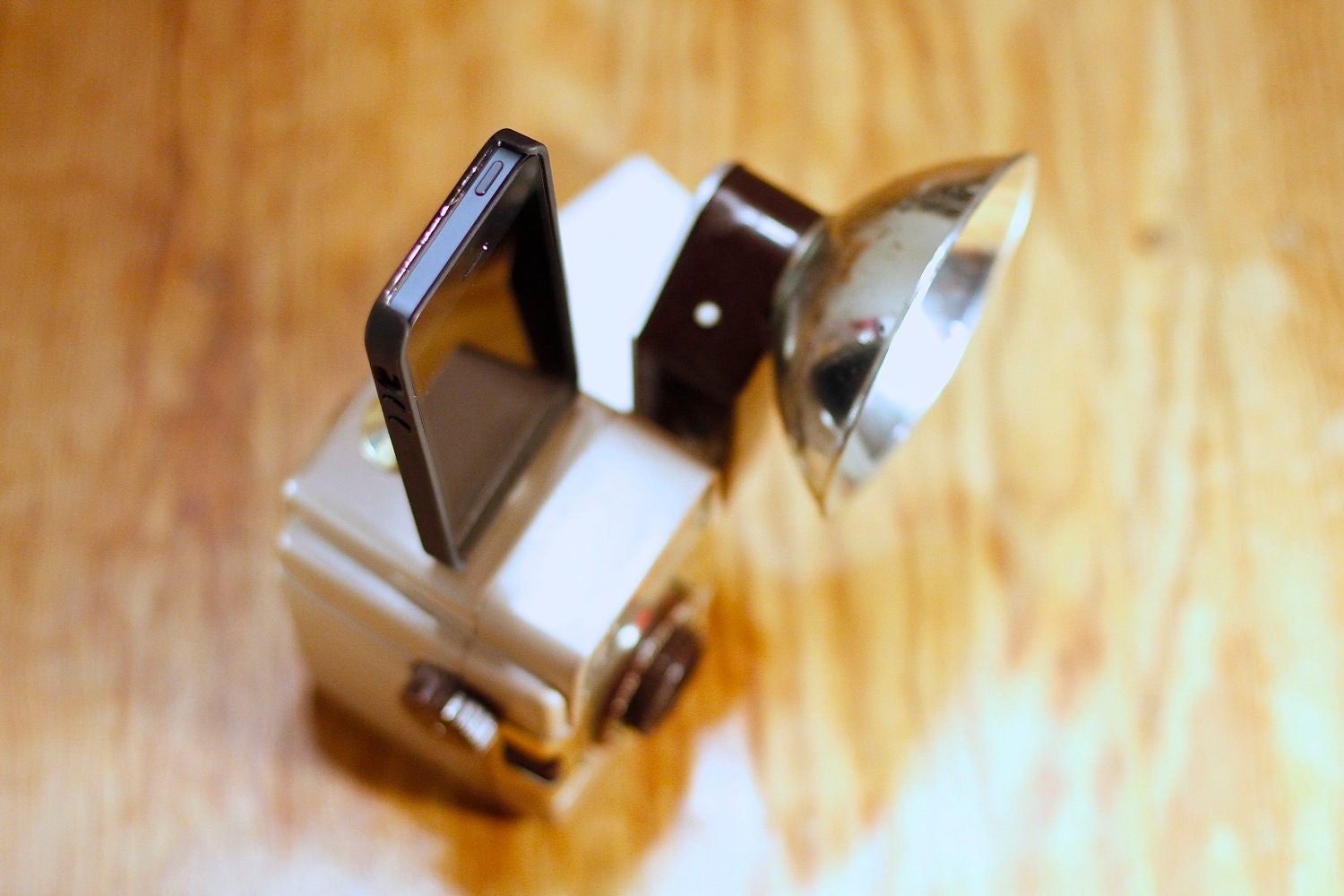 vintage iPhone dock / charger - BROWNIE BULL'S EYE