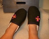 SALE: Wool slippers,green/pink flower  Women size 8,5 , indoor shoes