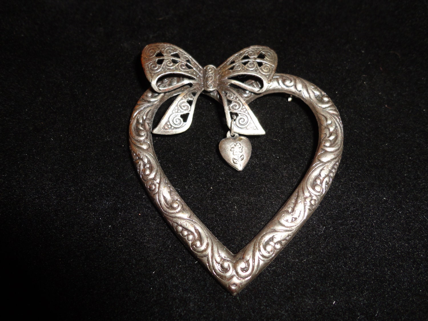 Vintage Heart Silver Tone Heart Brooch With Bow (MM574)