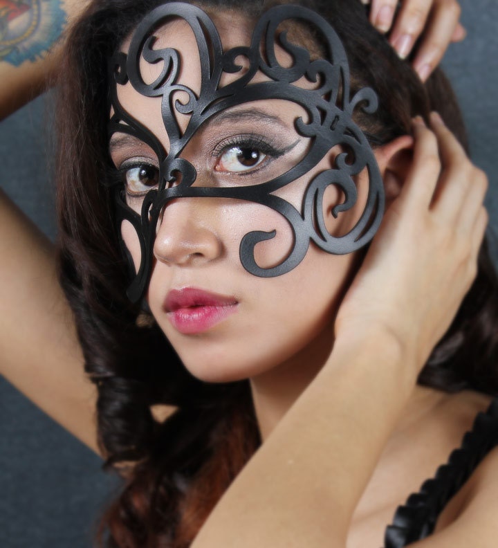 Leather Mask in Black "Swirly"