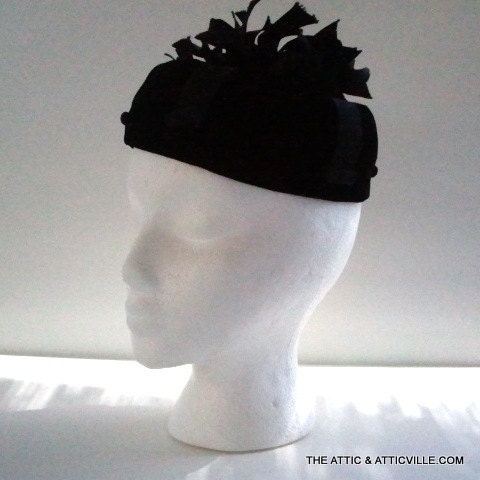 1950s Mr John Classic Black Velvet Fascinator Cocktail Hat.