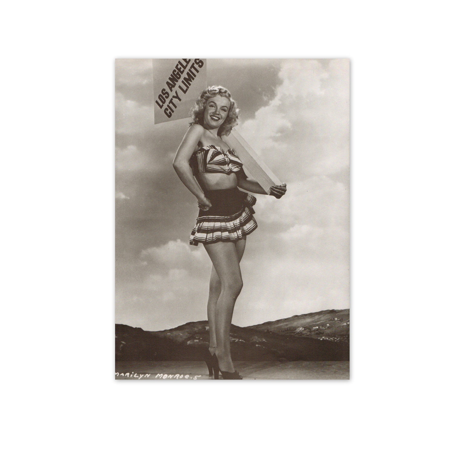 Marilyn Monroe. Vintage 1970s Art Photography Print. 8.5" x 11". Ready to Frame. (No. 712)