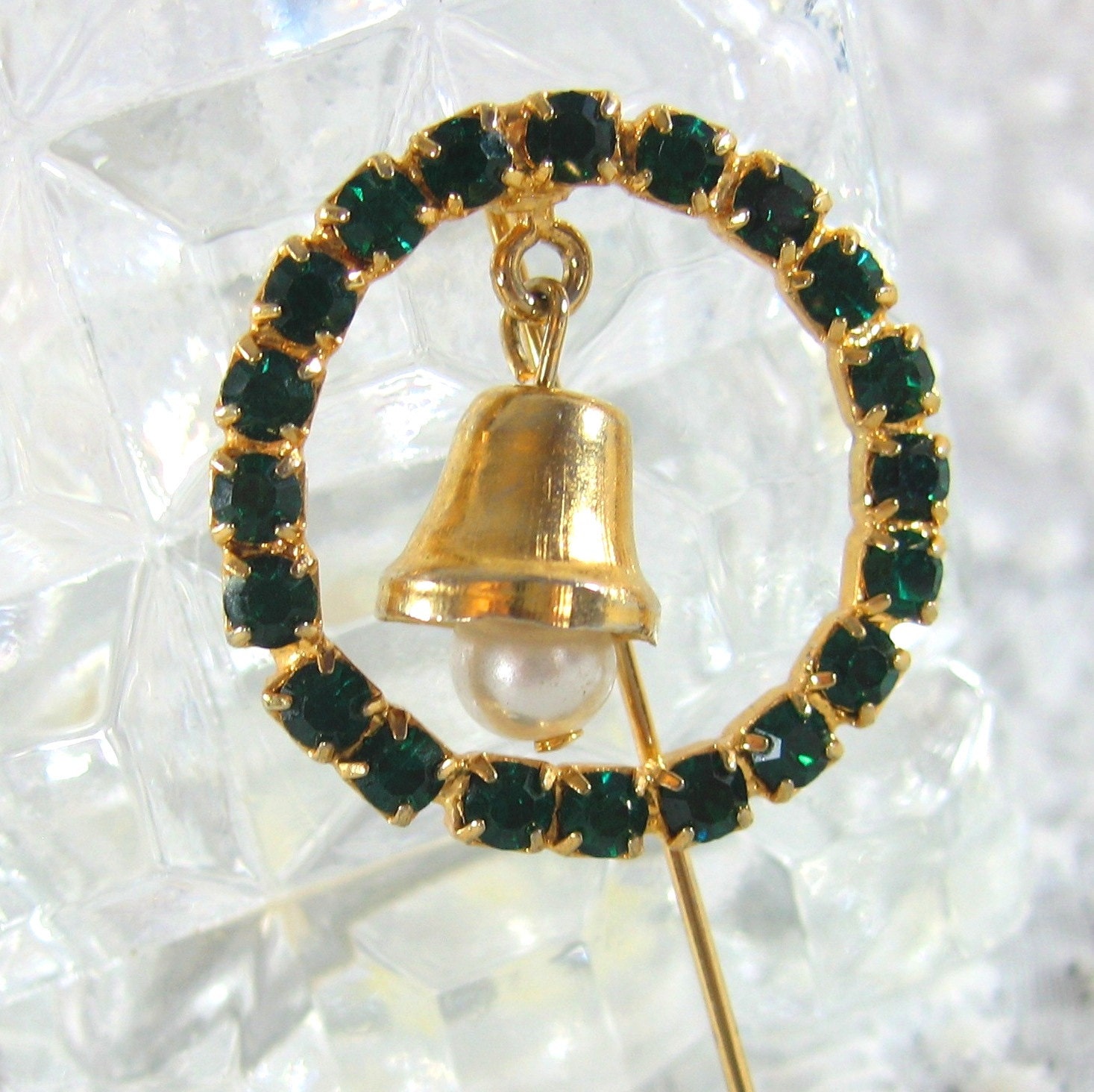 Vintage Hat Stick Pin / Brooch, Green Rhinestone Christmas Wreath, Imitation Pearl Bell, Gold Tone, 1950s 1960s Mad Men Holiday Jewelry
