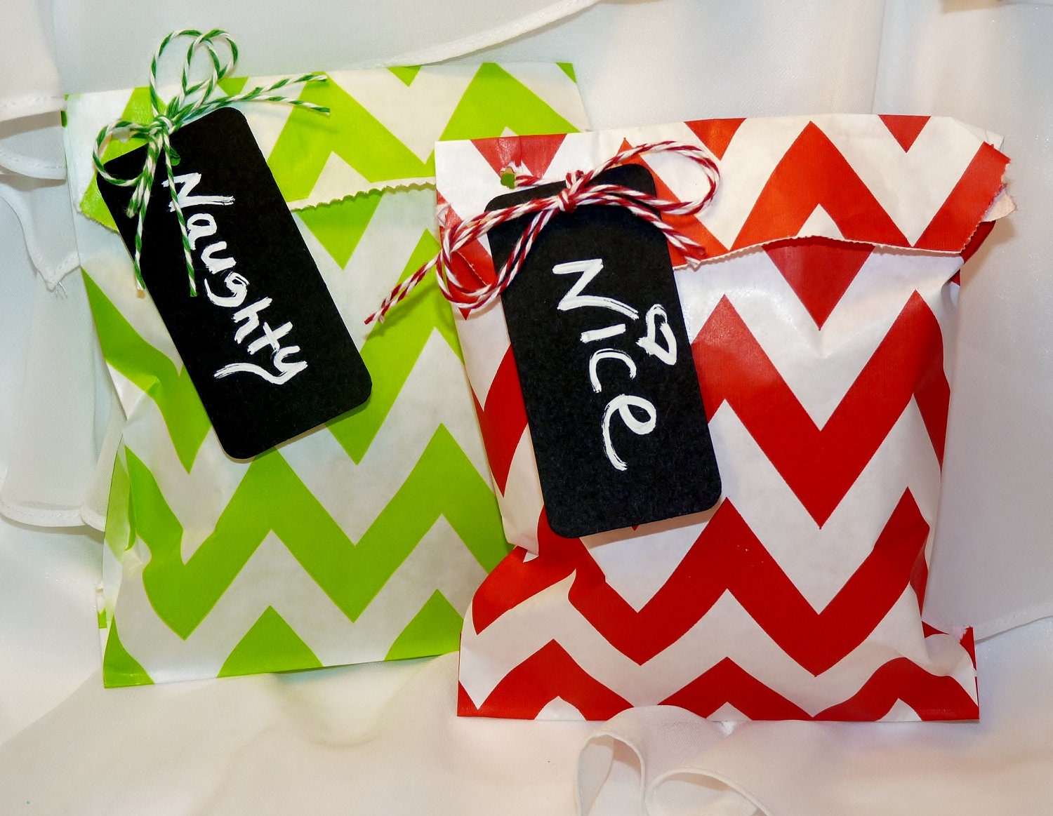 NauGhTy or NiCe PARTY 24 TreNdY CHEVRON PaRtY BaGs and 24 ChaLkbOaRd LaBeLs with 12 Yards of twine to Tie it PreTTy PaRty FaVors Il_570xn