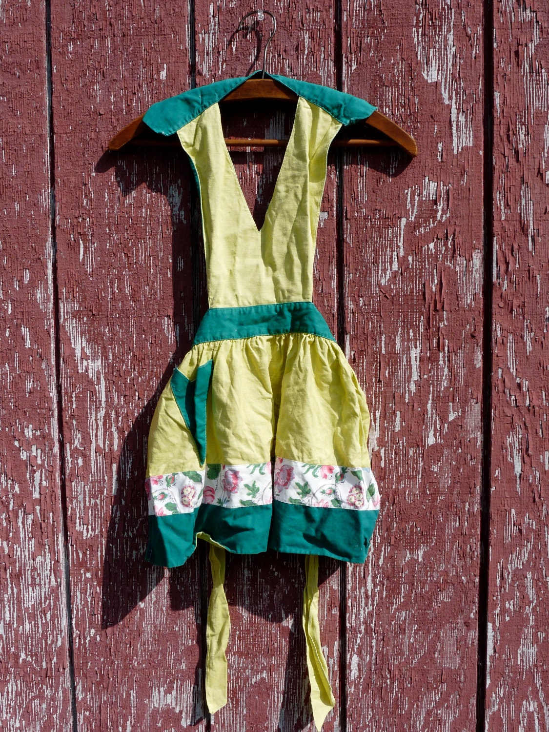 1950s Childs Apron Full Length with Heart Pocket Sizes 7-12