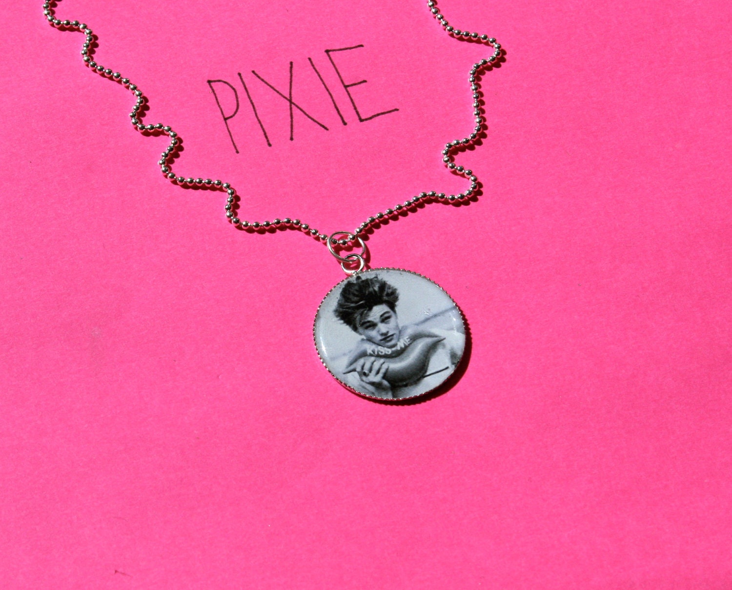 Leonardo Dicaprio cameo necklace
