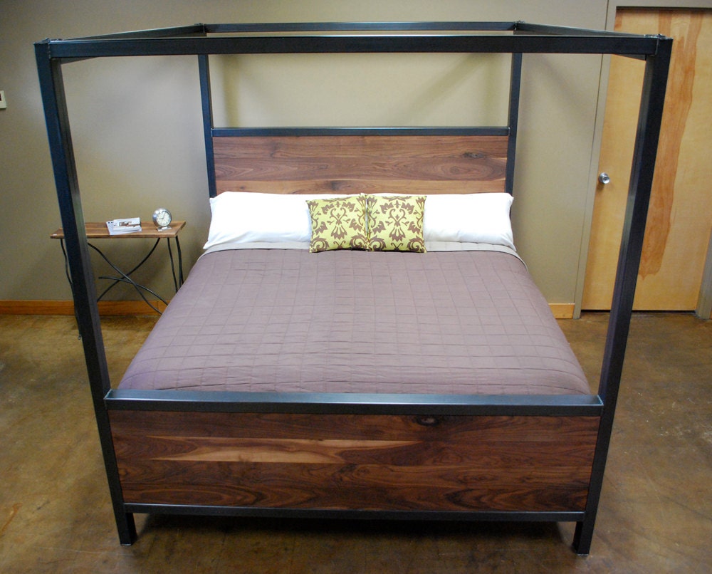 Kraftig Canopy Bed with Walnut