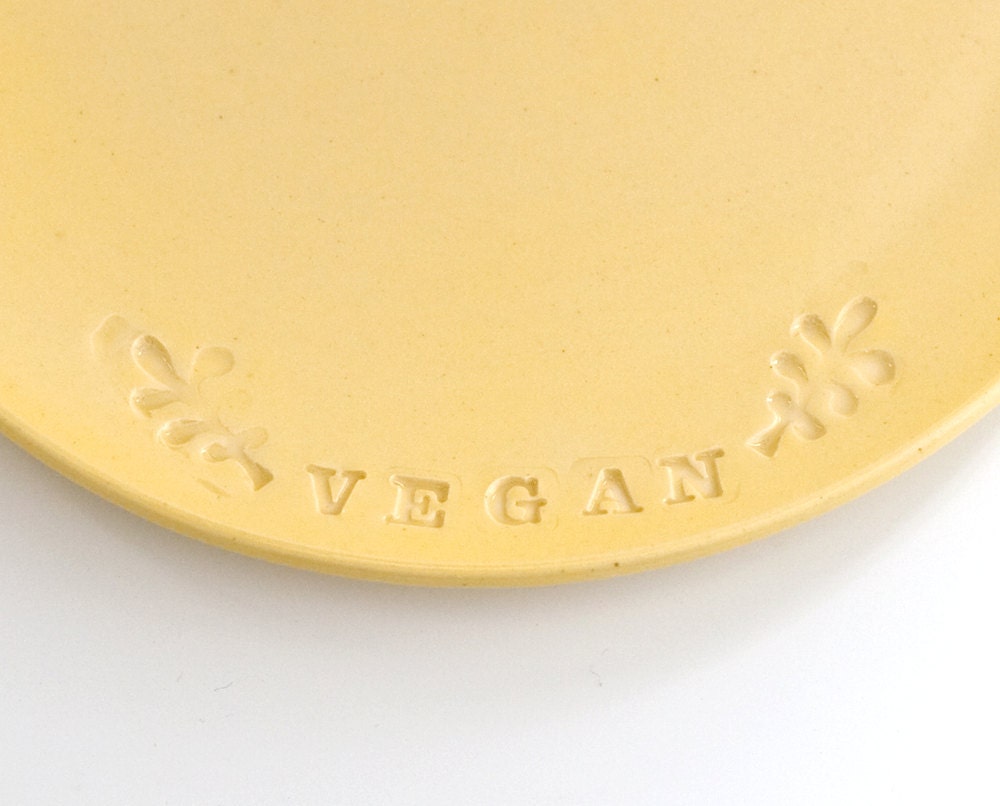 Vegan plate in yellow.