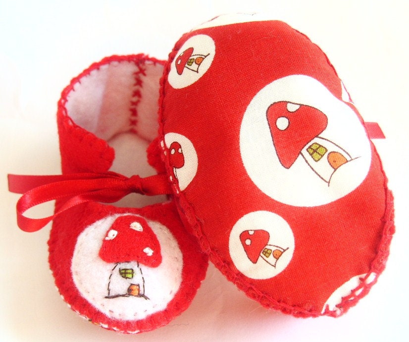 Red Mushroom Toadstool Baby Unisex Booties. ECO Felt Baby Bootie Booties Baby Boots. Baby Shower Gift. Baby First Shoes