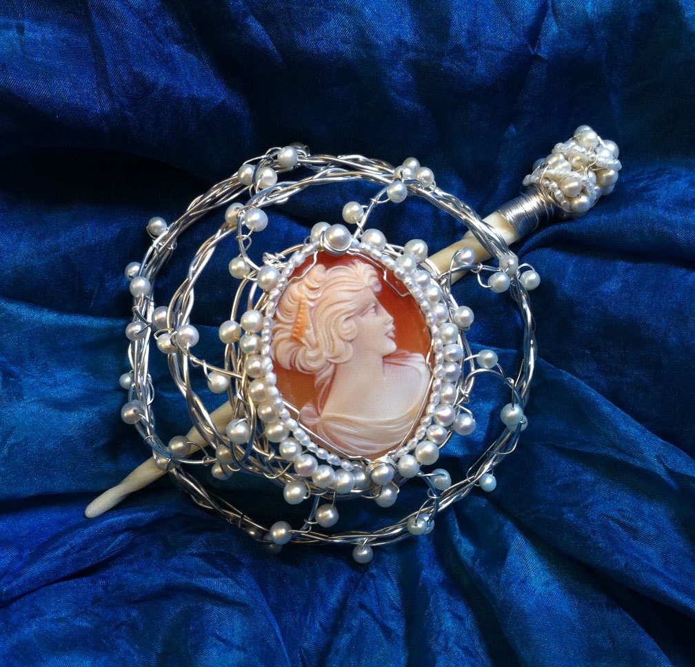 Cameo and pearl bun cage
