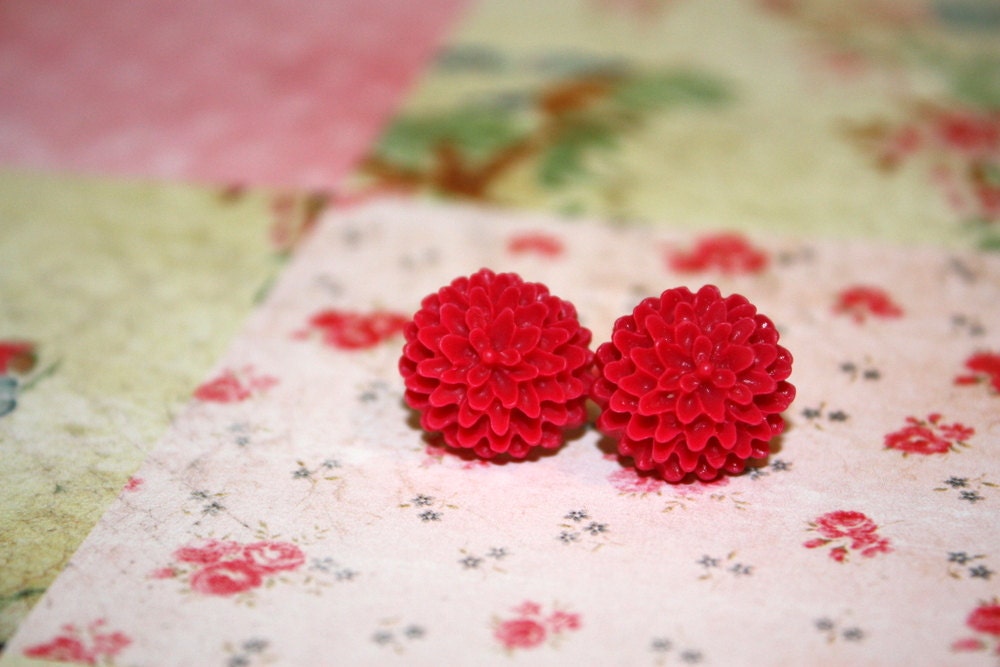 Pink earring, deep pink flower earrings, pink mum flower vintage resin cabochon earrings by the Paisley Moon on Etsy