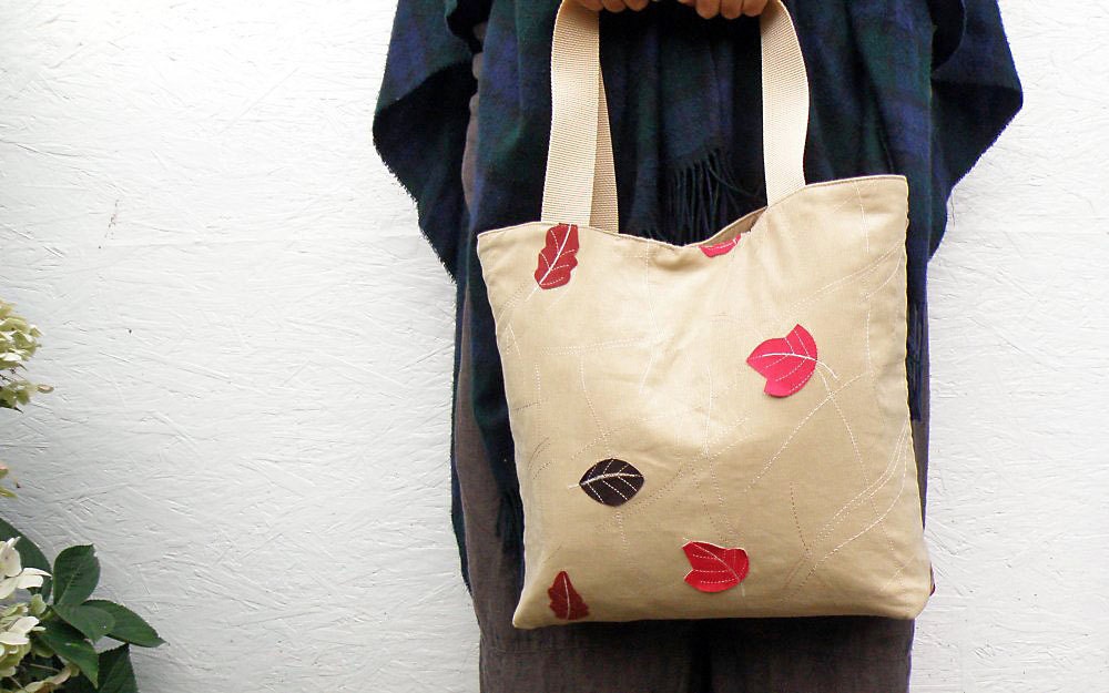 Tote Bag made of Vintage German Trachten Fabric. Beige Tote with Leaves, Red and Brown. Magnet Closure. Handbag and Shoulderbag in one.