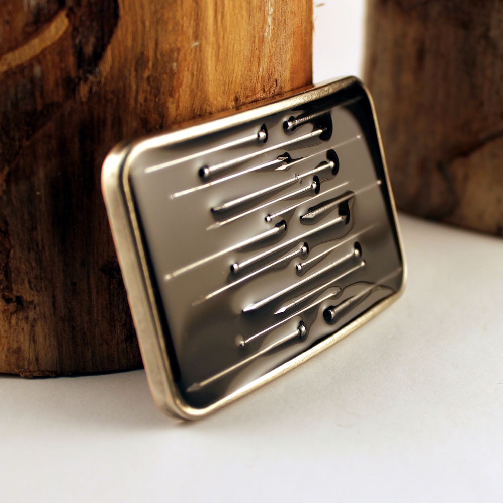 horizontal brads buckle in black