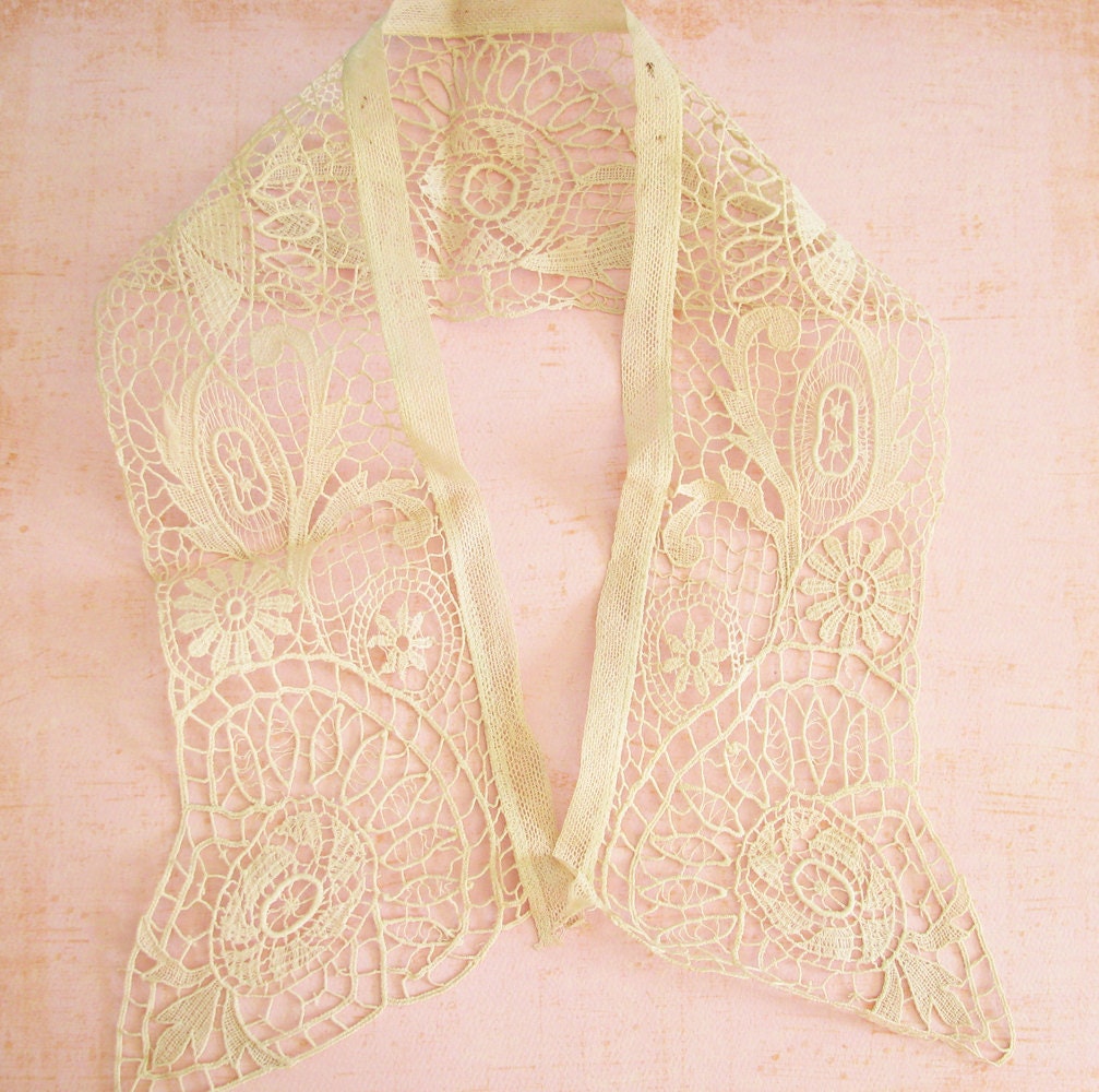 Beloved Beauty...Dainty Vintage Lace Collar