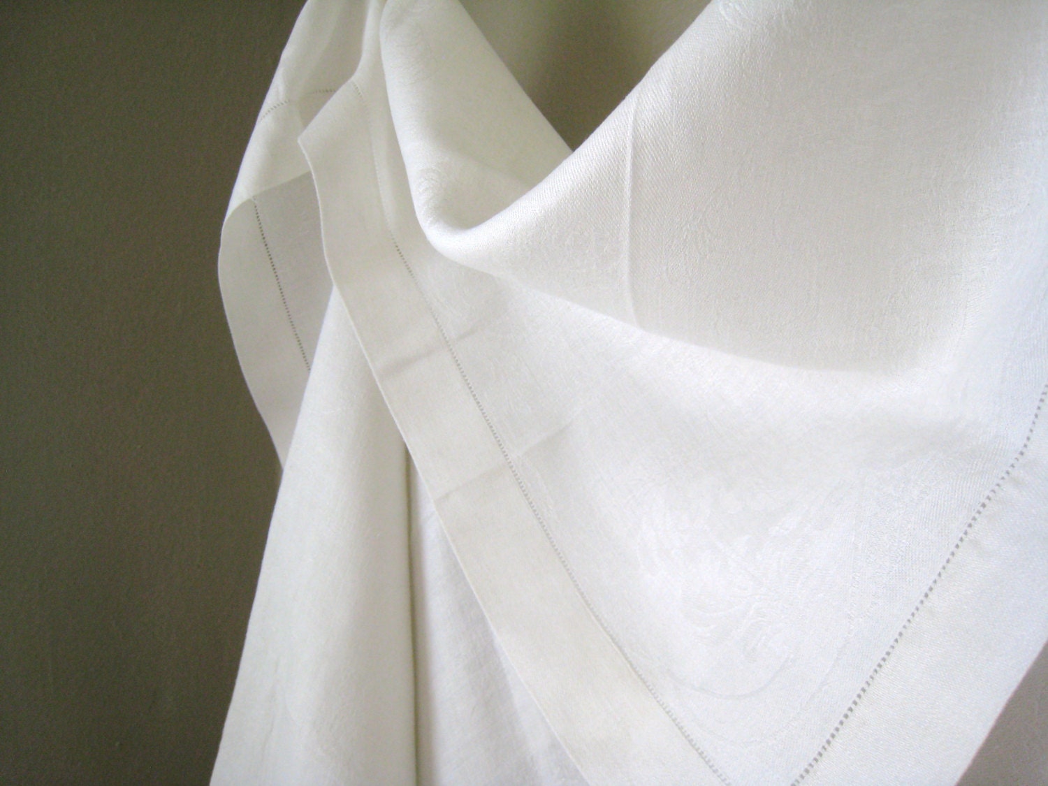 Vintage Linen Tablecloth Natural Damask  Circa 1950 Fabulous 50 x 50 Stylised Daisies Fabulous Border Topper Centerpiece