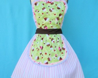apron retro apron in CUPCAKE  print ......  bakery theme cottage style shabby chic womens full apron from Lover Dovers