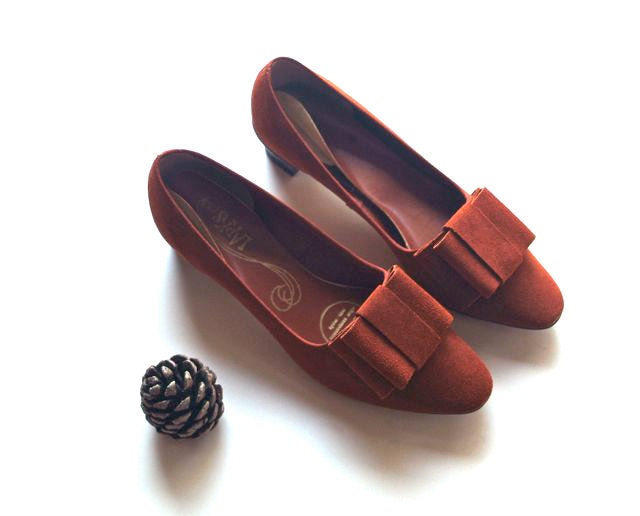 Vintage 1960s Larks Rust Red Suede Shoes With Bows - 5gardenias