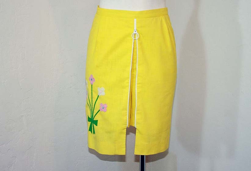 1970s skirt / Sunny Bouquet Leon Levin Yellow Mod A-Line Skirt w/Applique