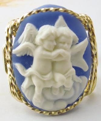 P603 Hugging Cherubs Cameo Ring 14k Rolled Gold