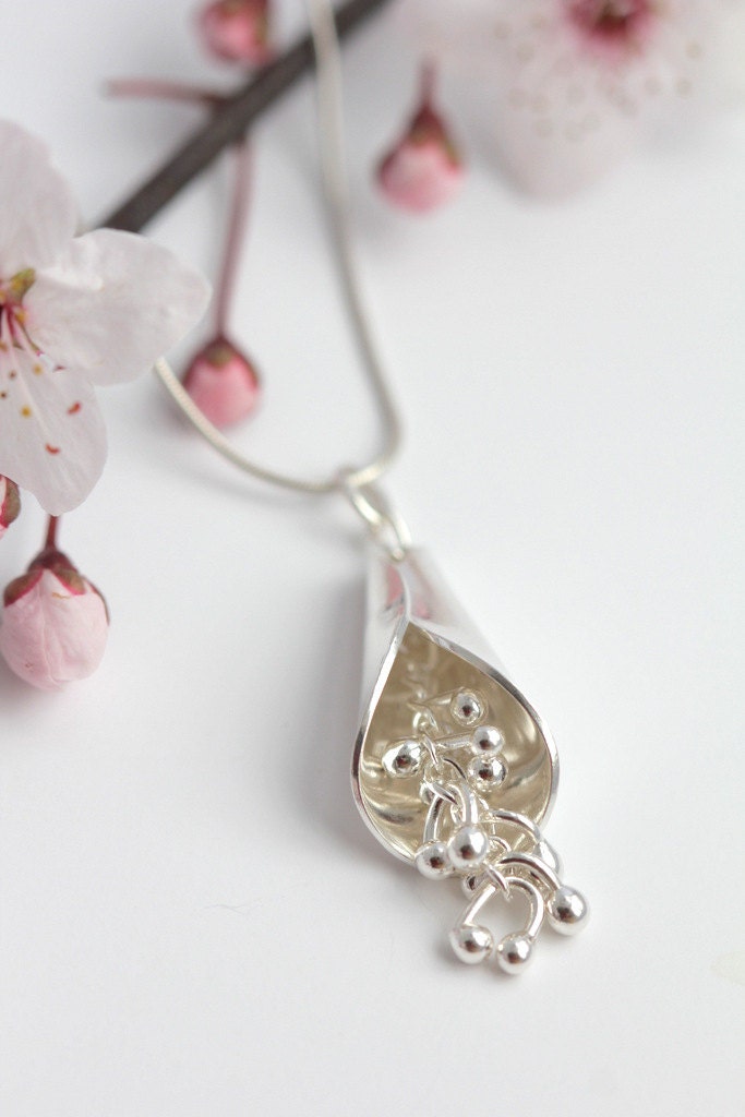 Beautiful organic sterling silver kinetic pendant