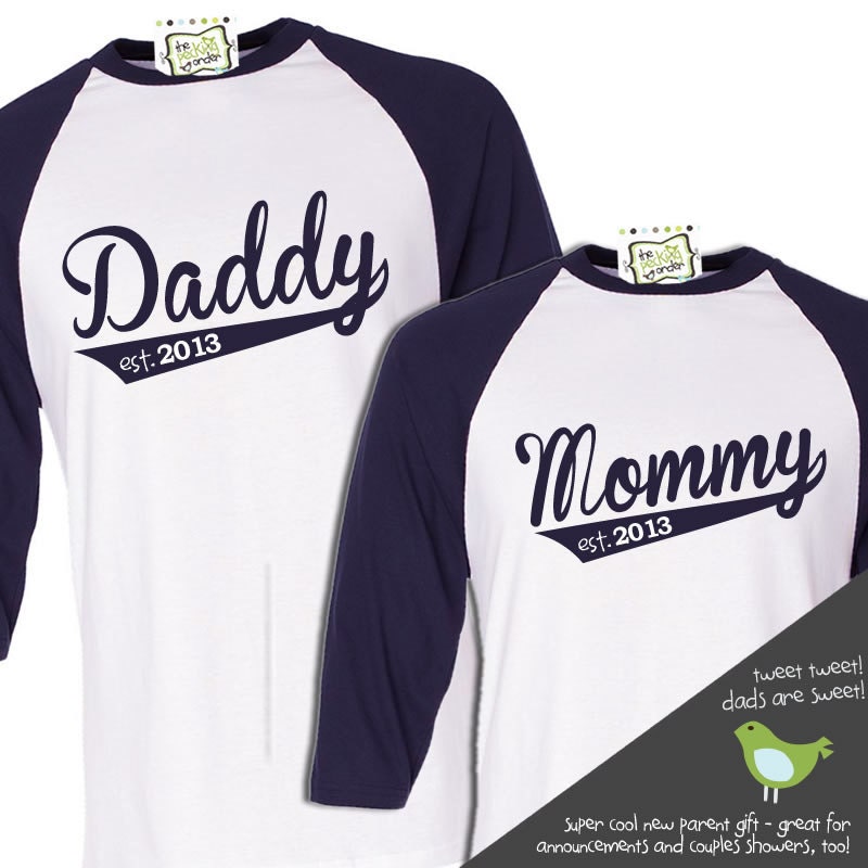 Buy announcements gifts personalized - Personalized year established daddy and mommy pregnancy announcement raglan Tshirts gift set