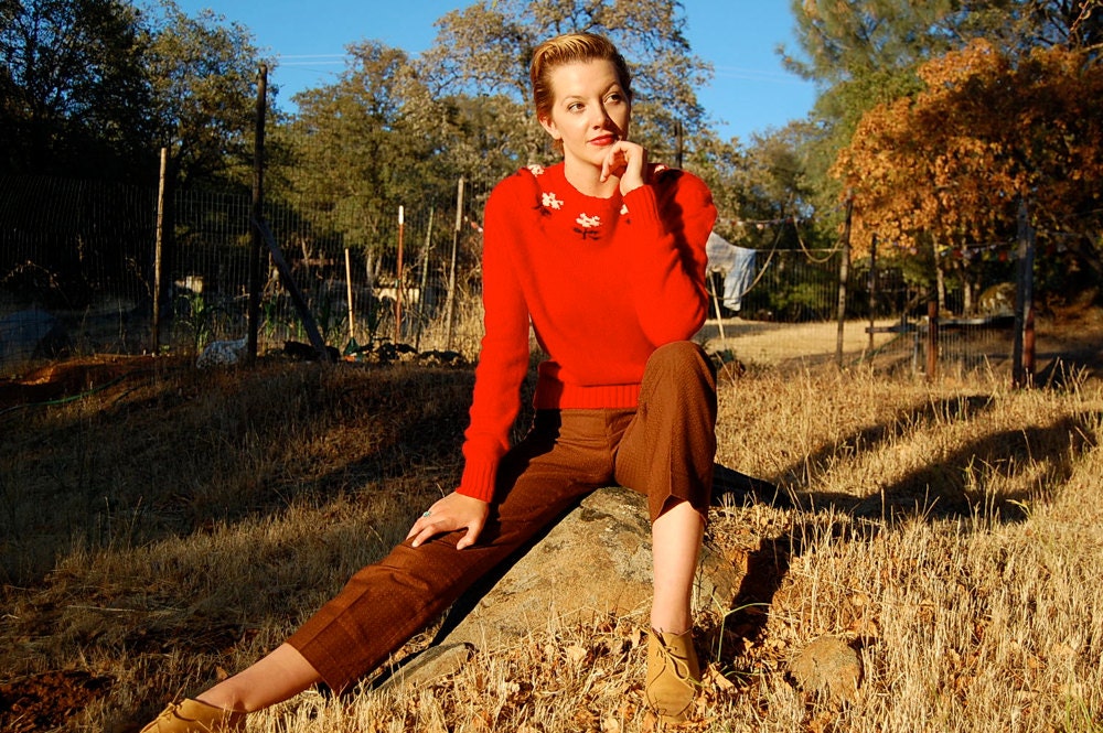 Preppy Sweater Vintage 60s Red Daisy Flower Preppy Mod Sweater  (s m)