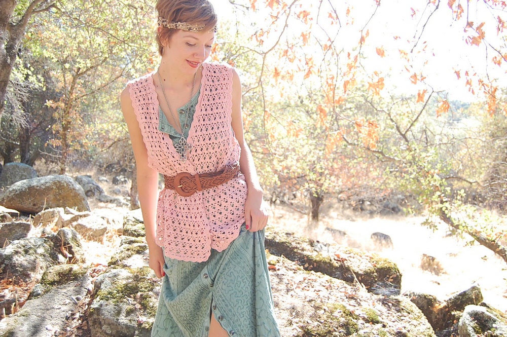 Crochet Vest Vintage 70s Pink Scalloped Crochet Boho Hippie Vest (m l)