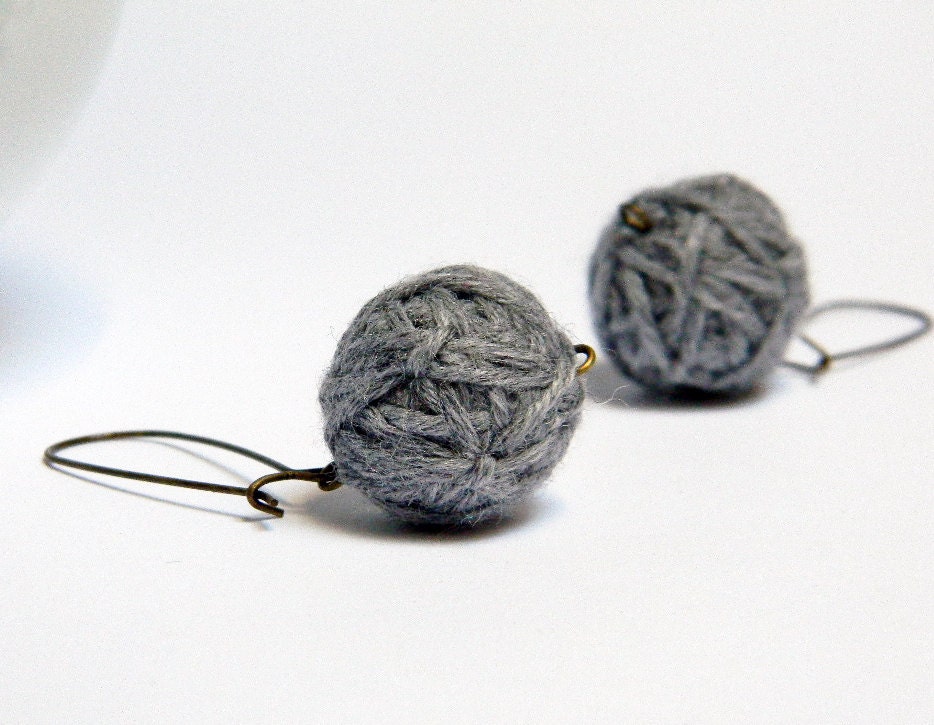 Tweed light grey wool yarn beads earrings Tina, handmade wool balls, round fiber earrings, brass earwires, titanium.