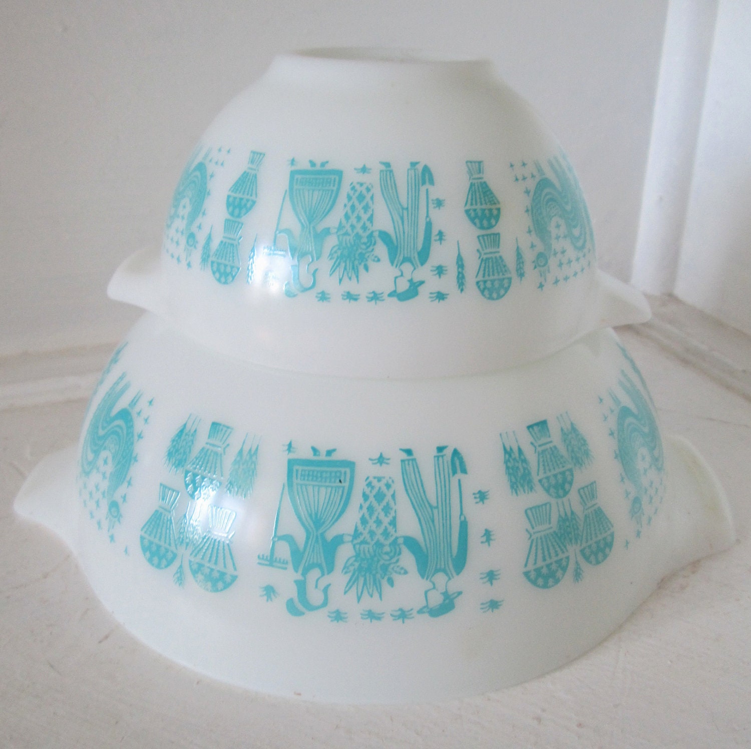 Set of 2 Pyrex Cinderella Mixing Bowls in Amish, White and Blue