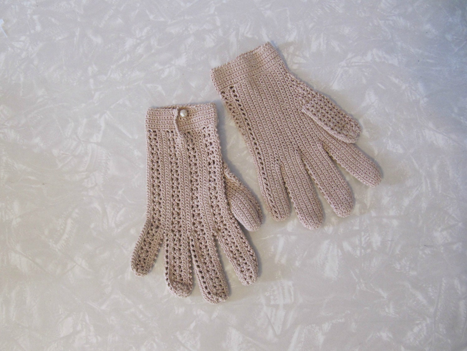 vintage nude crochet gloves / 1970s edwardian picnic gloves