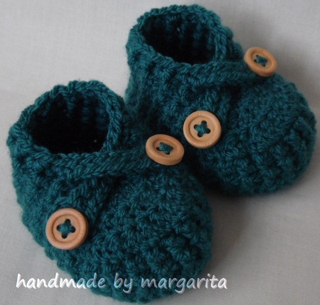 Crochet baby booties  for NB,0-3 or 3-6 M with  straps and natural wooden double buttons,choose your colour and size