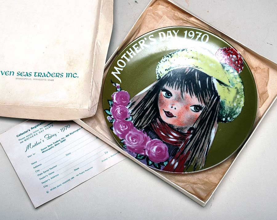 Midcentury  kitsch Vintage Mother's Day plate in original box retro design