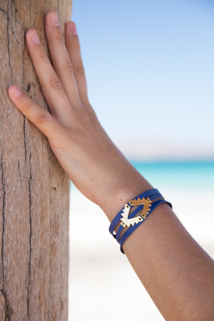 Flecha - Brass chevrons and Leather Bracelet