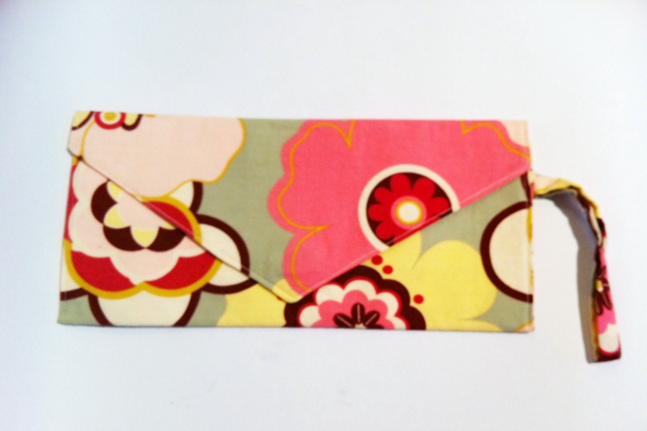 Pink mod floral clutch purse.  Envelope style handbag bag with writslet.  Alexander Henry pink flowers fabric.  Handmade.