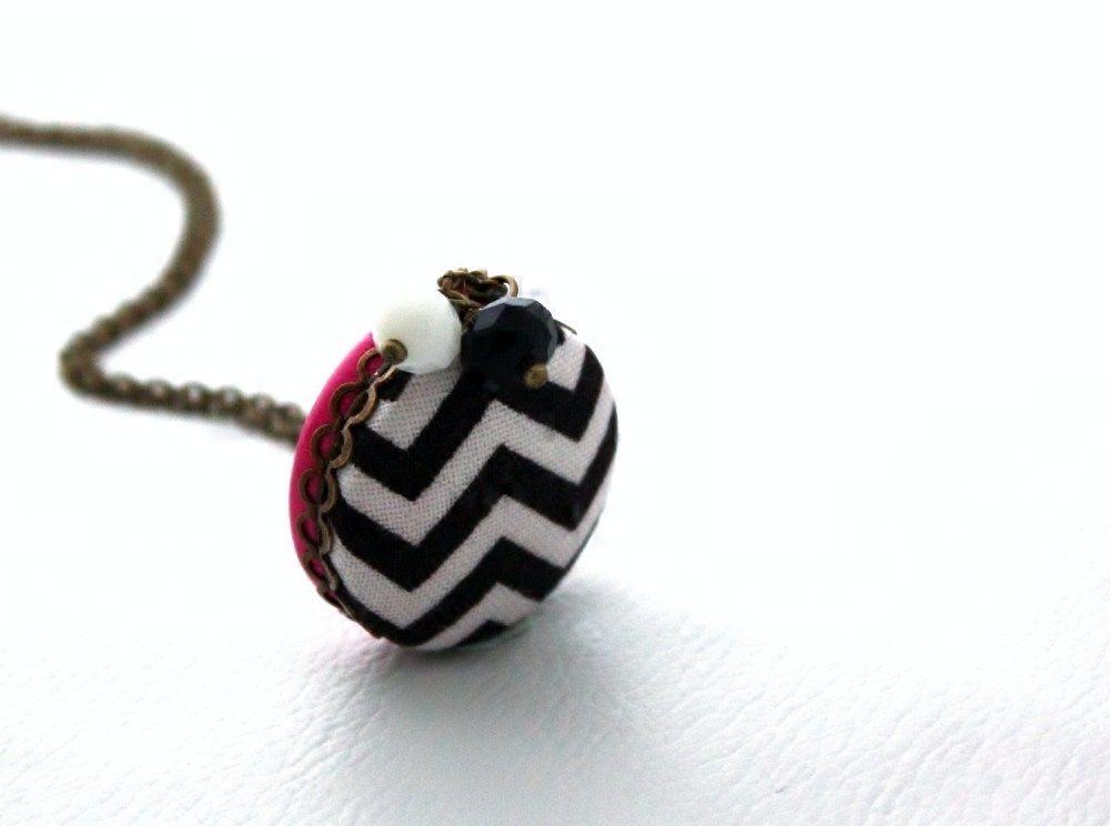 Chevron Black and White and Hot Pink Leatherette Necklace : Two Sided Fabric Necklace