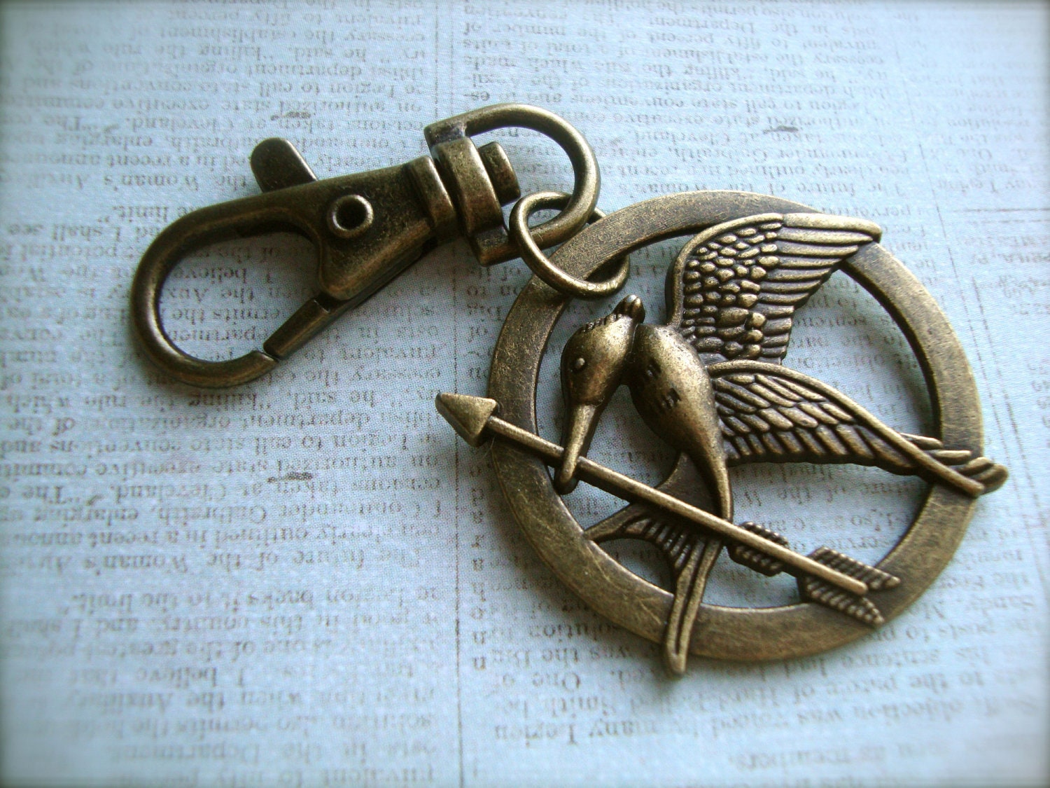 MOCKINGJAY KEY CHAIN - Hunger Games Inspired Keychain With Symbolic Mockingjay and Arrow Katniss Everdeen Peeta Catching Fire Rebellion