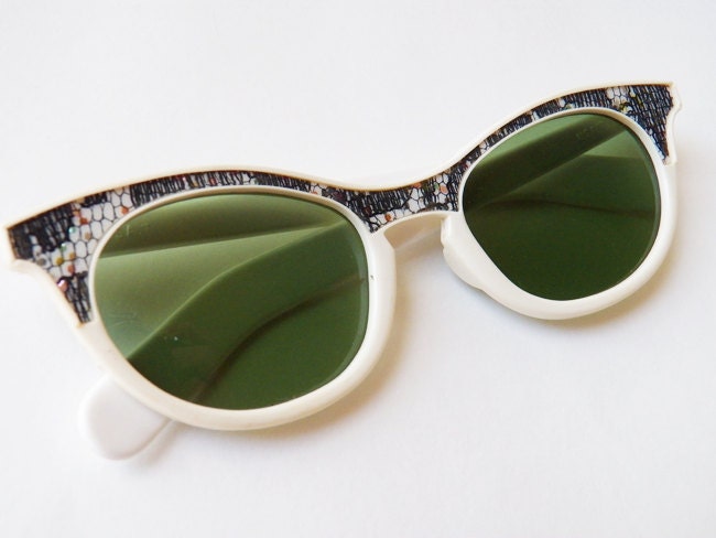 Vintage 1950s 60s Foster Grant white cateye sunglasses