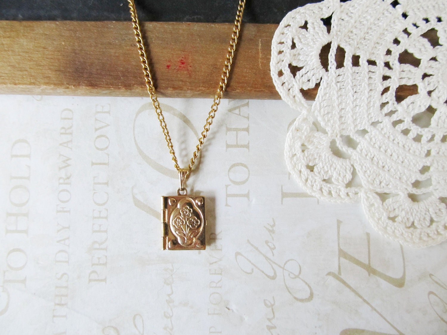 a secret KEPT vintage bloom book locket necklace (gold)