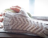 2 Needle Fingerless Gloves - Los Guantes De Claudia