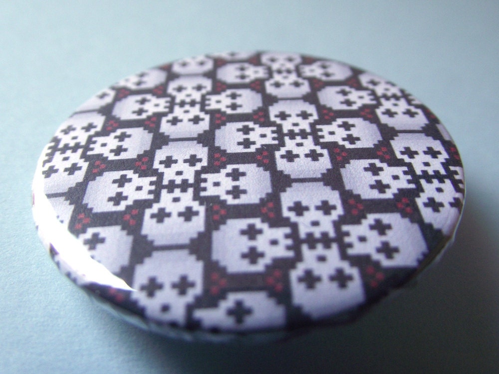 Pinback button : pixelated skulls