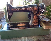 Beautiful  1916 Singer 'Red Eye' model cast iron portable sewing machine