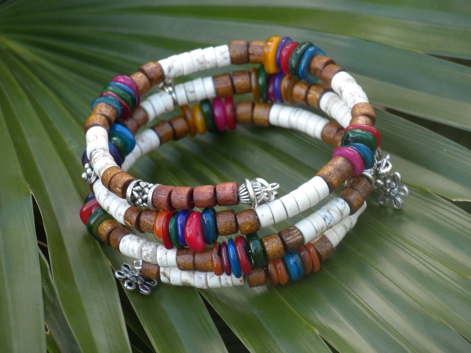 Earthy colors organic bangle bracelet. Hippie, gypsy style, festival, memory wire, brown wood beads, white, beaded, natural