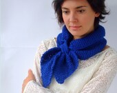 Knitted bow srarf in blue