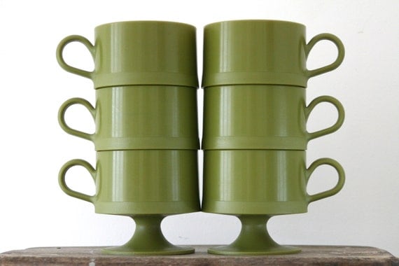 Vintage Stackable Picnic Cups in Avocado Green - Mid Century Retro Kitchenalia